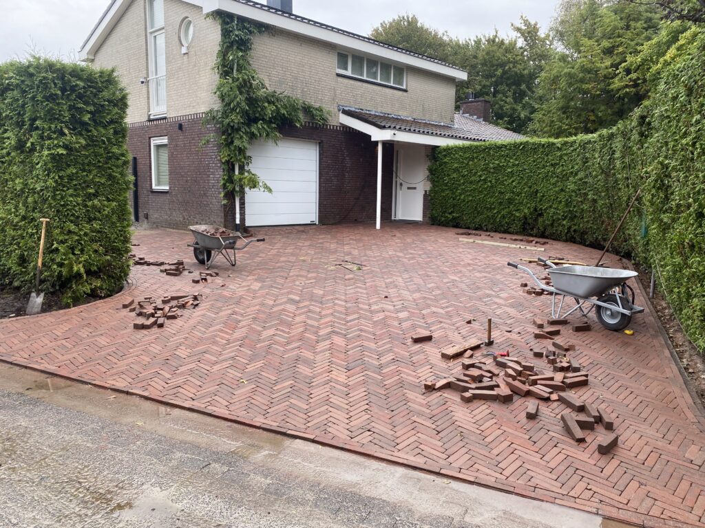 Nieuw aangelegde oprit in Almere met gebakken waaltjes.