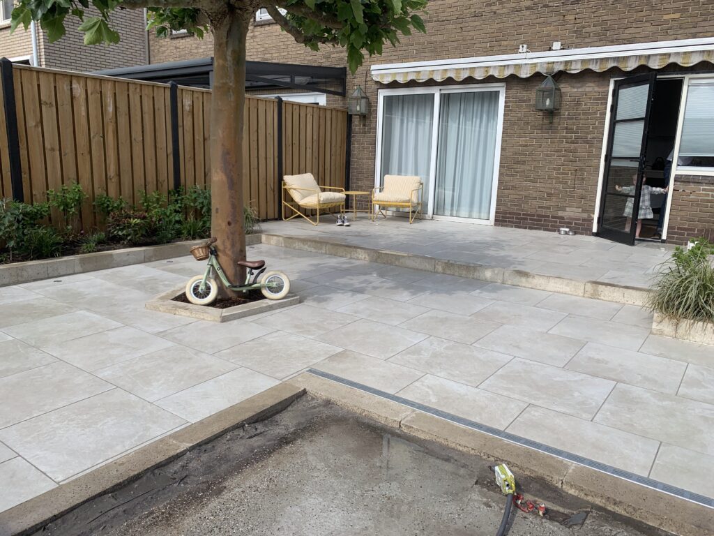 Complete tuin bestraat met keramische terras tegels in almere