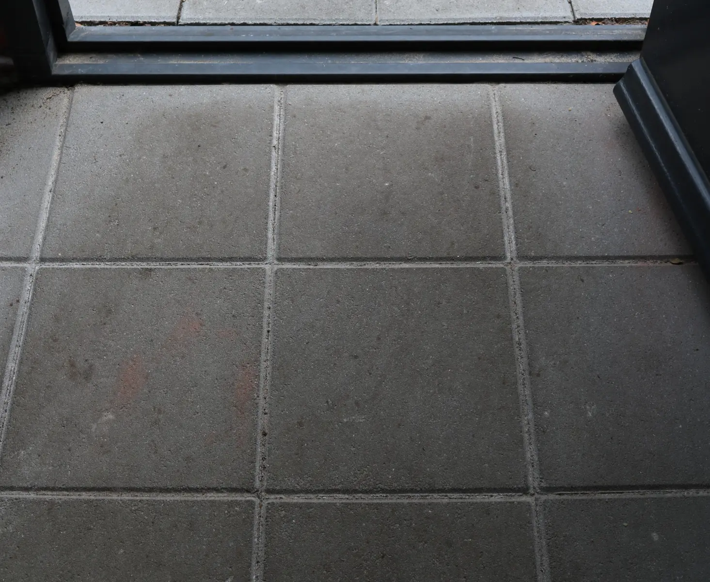 Tegel 30x30x6 facet KOMO grijs klein pakket - Afbeelding 2